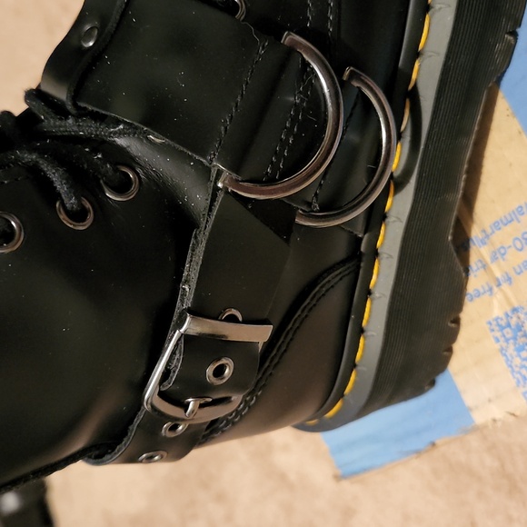 Dr. Martin's leather platform boots. Has hardware attached. Blk sz 5.5 - Picture 11 of 14